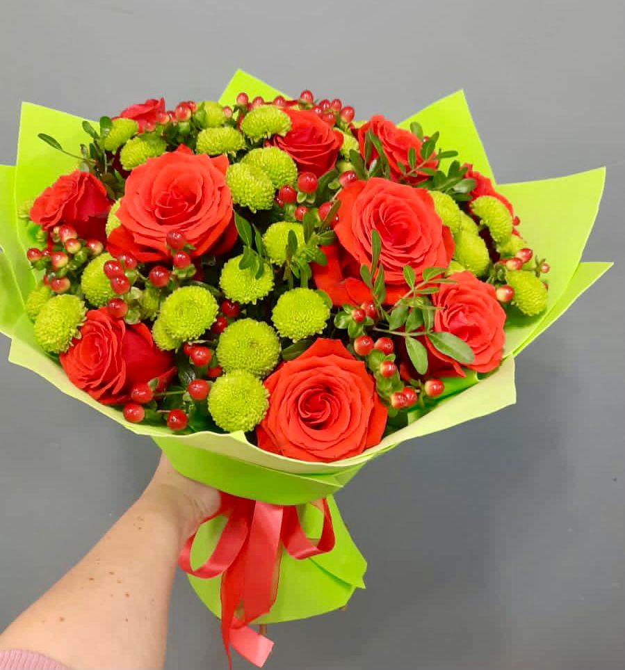 Букет цветов из: Хризантемы и Розы в Борозде