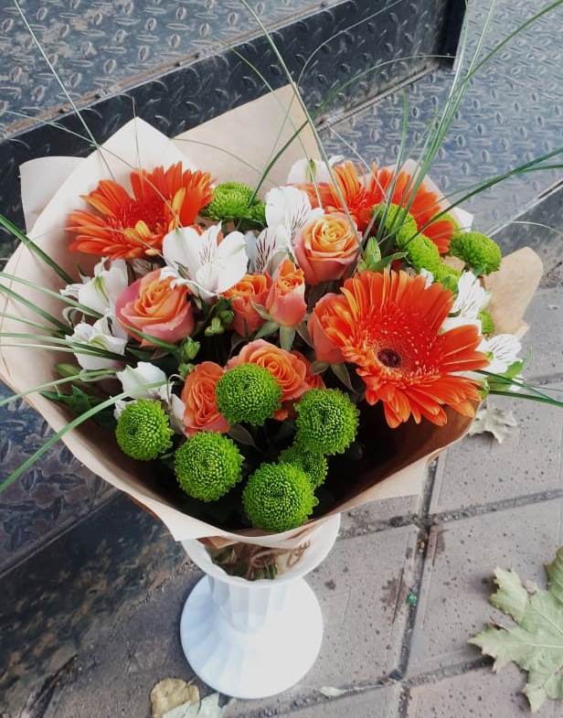 Букет цветов из: Герберы, Хризантемы, Альстромерии и Розы в Борозде