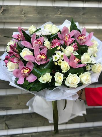 Букет цветов из: Розы и Хризантемы в Борозде