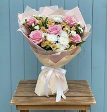 Букет цветов из:  Гвоздики, Орхидеи и Розы в Борозде