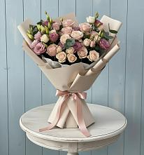 Букет цветов из:  Розы и Лизиантусы в Борозде