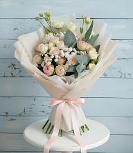 Букет цветов из:  Розы и Лизиантусы в Борозде