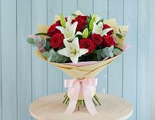 Букет цветов из:  Лилии и Розы в Борозде