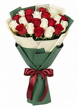 Букет Микс из красных и белых роз в Борозде