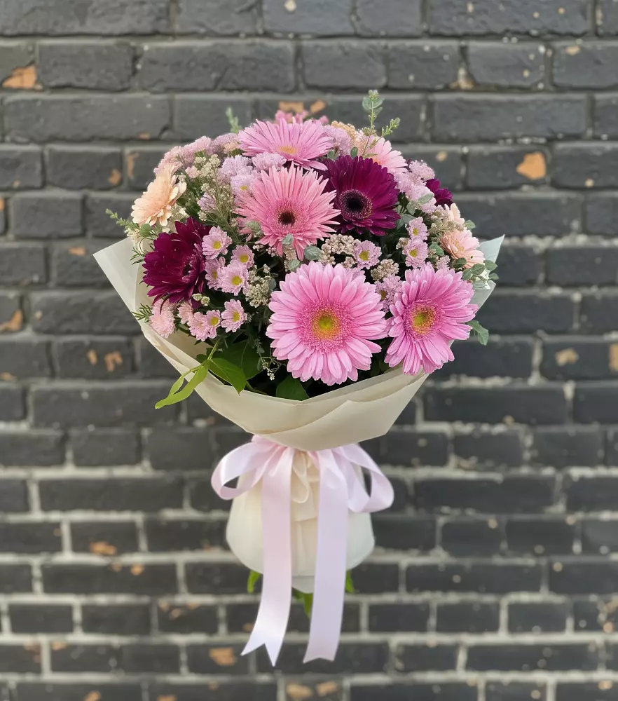 Букет цветов из: Герберы и Хризантемы в Борозде