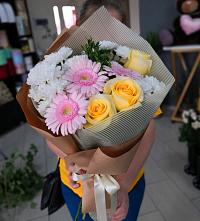 Букет цветов из:  Герберы, Розы и Хризантемы в Борозде