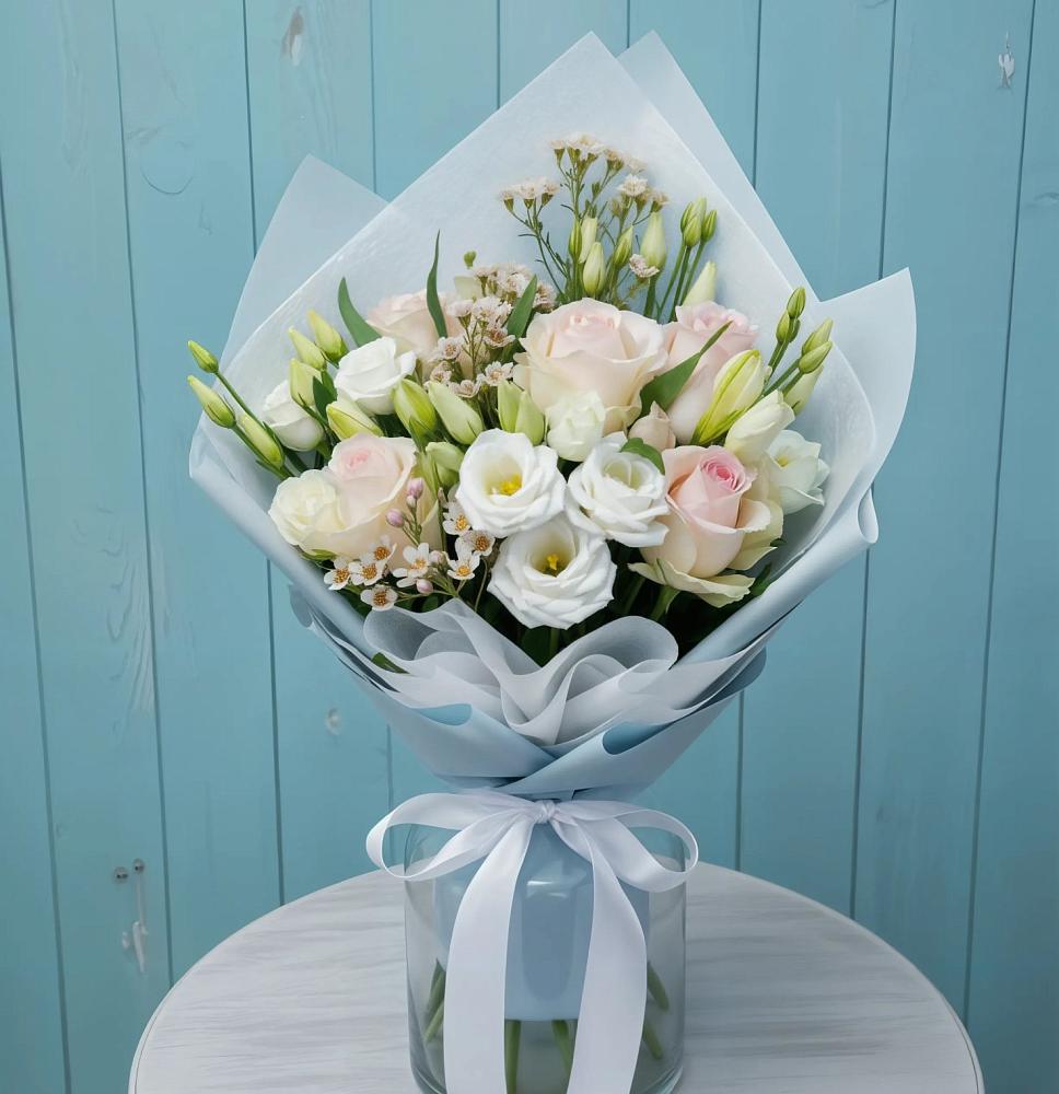 Букет цветов из: Розы и Лизиантусы в Борозде