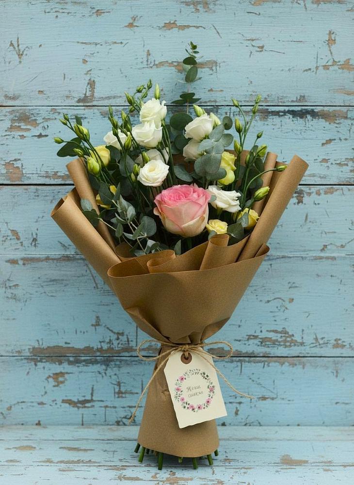 Букет цветов из: Розы и Лизиантусы в Борозде