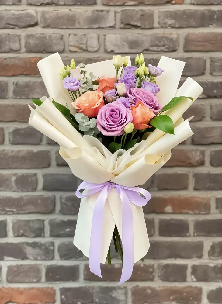 Букет цветов из: Лизиантусы и Розы в Борозде