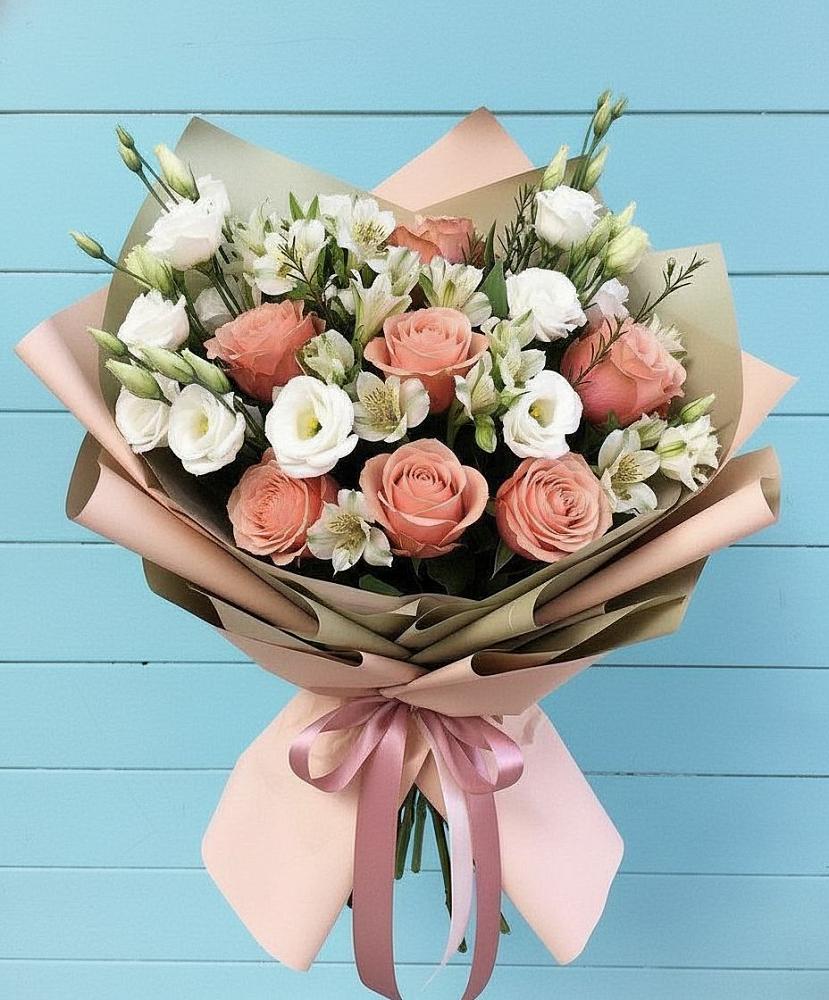 Букет цветов из: Розы, Альстромерии и Лизиантусы в Борозде