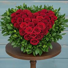 Цветочная композиция из Розы в виде сердца в Борозде