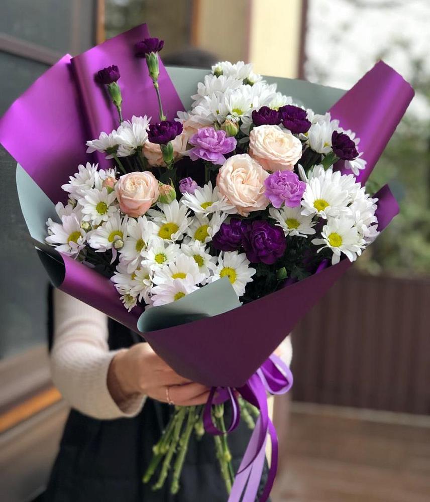 Букет цветов из: Хризантемы, Гвоздики и Розы в Борозде