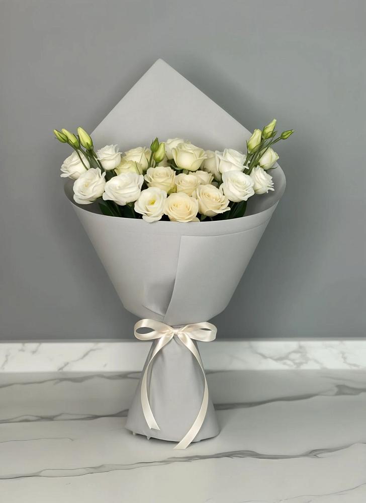 Букет цветов из: Розы и Лизиантусы в Борозде