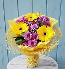 Букет цветов из:  Хризантемы и Герберы в Борозде