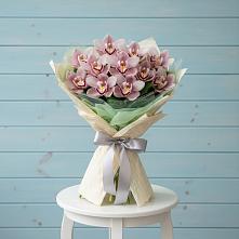 Букет цветов из:  Орхидеи и Розы в Борозде