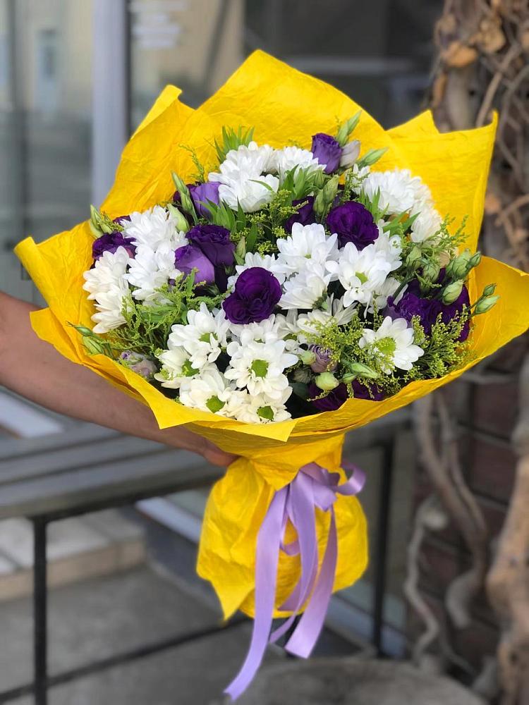 Букет цветов из: Ирисы, Хризантемы и Ромашки в Борозде