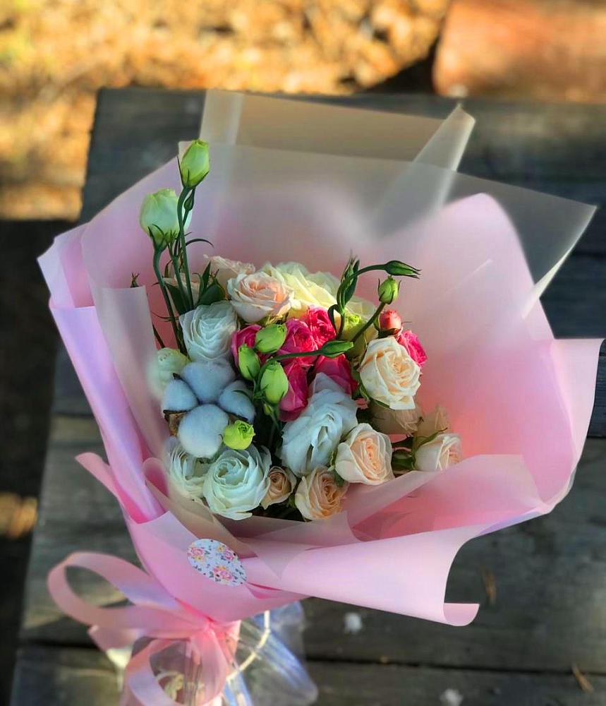 Букет цветов из: Розы и Лизиантусы в Борозде