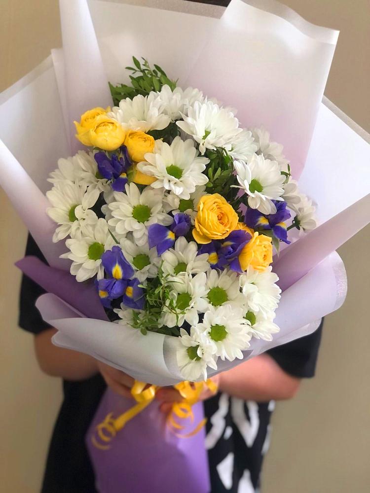 Букет цветов из: Ирисы, Хризантемы и Розы в Борозде