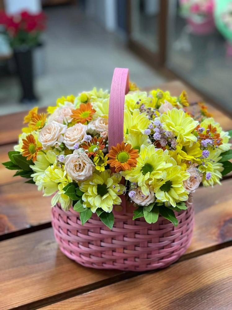 Цветочная композиция из Хризантемы и Розы в корзине в Борозде