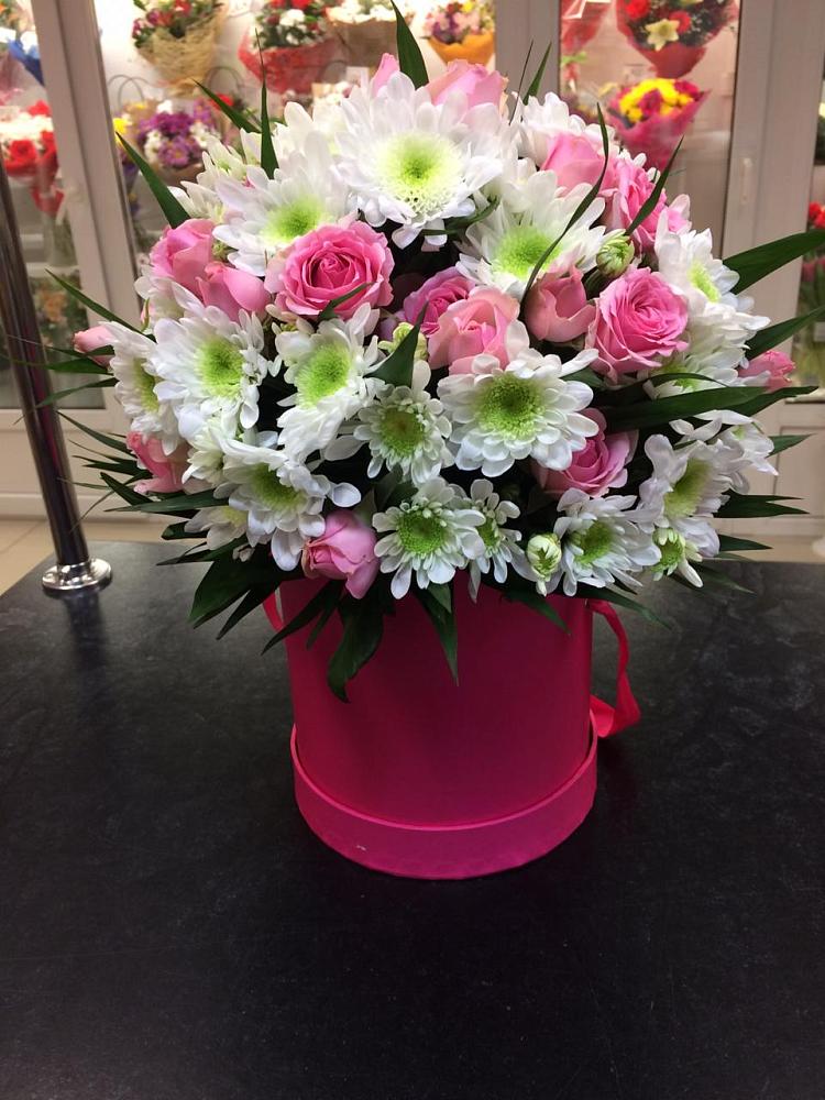 Цветочная композиция из Розы и Хризантемы в шляпной коробке в Борозде