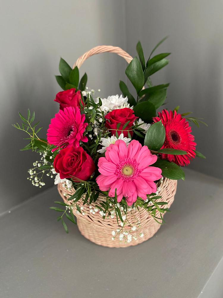 Цветочная композиция из Розы, Хризантемы и Герберы в корзине в Борозде