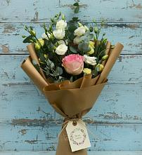 Букет цветов из:  Розы и Лизиантусы в Борозде