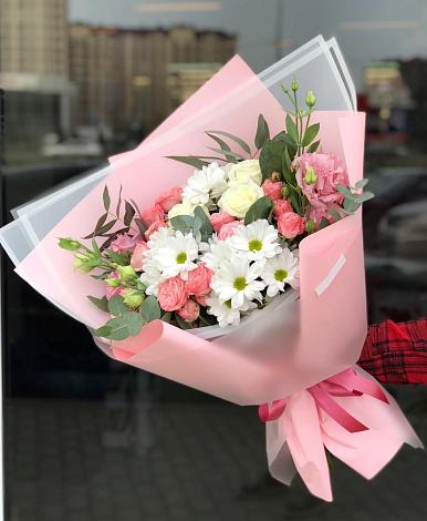Букет цветов из: Розы, Лизиантусы и Хризантемы в Борозде