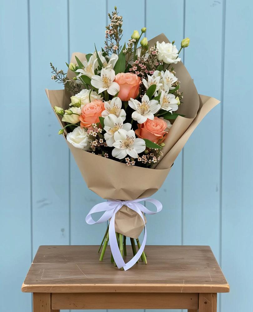 Букет цветов из: Альстромерии, Лизиантусы, Розы и Хризантемы в Борозде