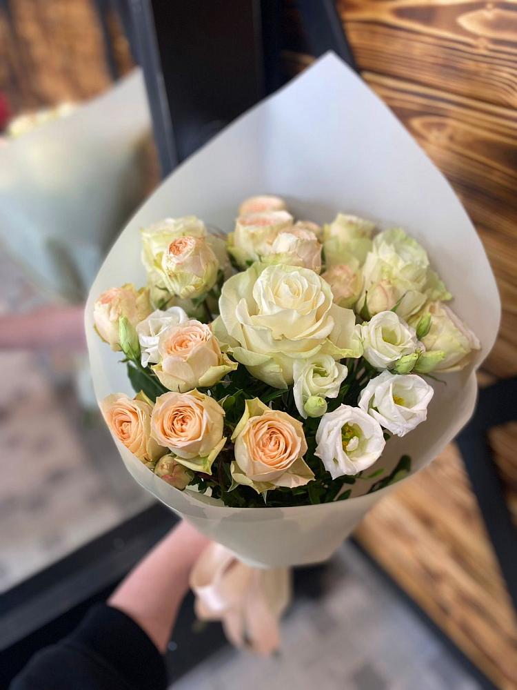 Букет цветов из: Розы и Лизиантусы в Борозде